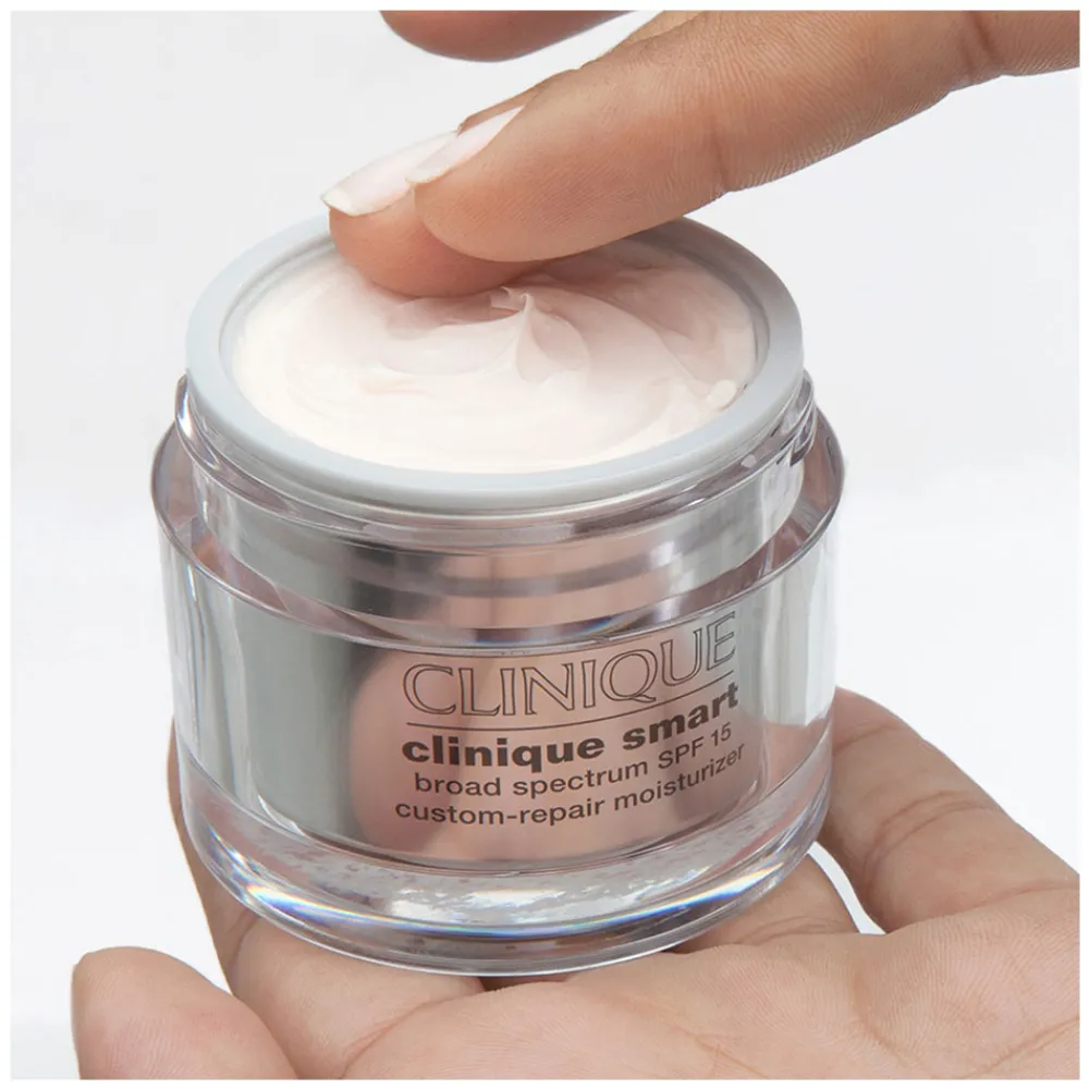 clinique_smart_spf__custo_1.webp Clinique Smart Spf 15 Custom-Repair Moisturizer Dry Combination Hot